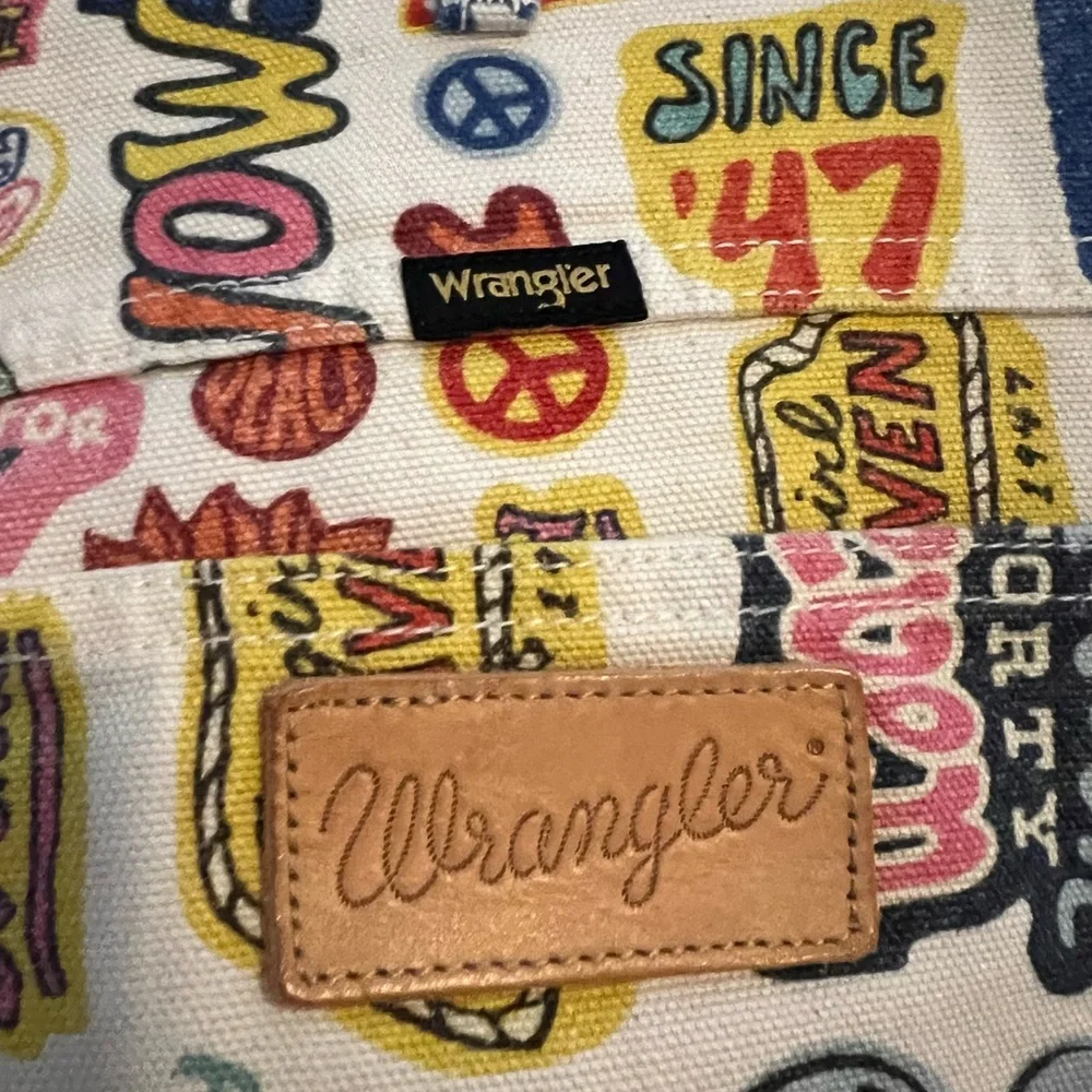 Wrangler Graphic Jeans - Picture 4 of 5